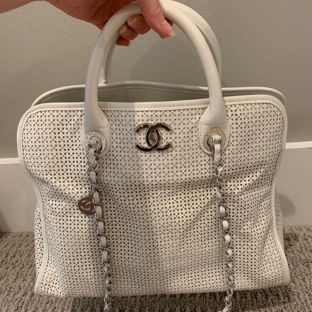 💯 auth tote bag Up in the air Chanel .